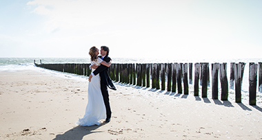 Bruidspaar op het strand