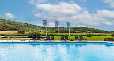 Buitenzwembad van Fletcher Zuiderduin Beachhotel